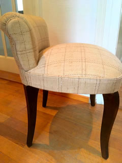 Ancien fauteuil boudoir 50’, ou fauteuil coiffeuse, entièrement rénové, tissu haut de gamme, très confortable, H 56 cm, H assise 41 cm.
