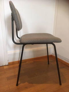 Assise vintage rénovée, tissu d’ameublement haut de gamme, châssis métal noir, dimensions: assise H 46, L 43, P 41, dossier H 76.