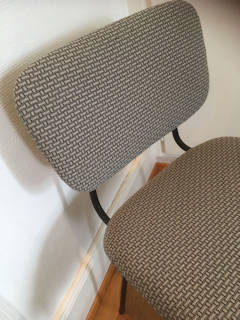 Assise vintage rénovée, tissu d’ameublement haut de gamme, châssis métal noir, dimensions: assise H 46, L 43, P 41, dossier H 76.