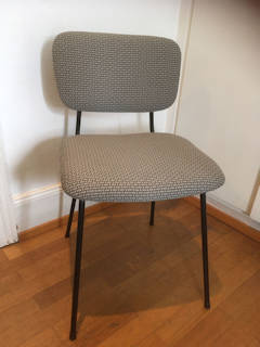 Assise vintage rénovée, tissu d’ameublement haut de gamme, châssis métal noir, dimensions: assise H 46, L 43, P 41, dossier H 76.