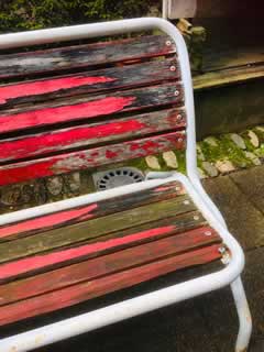 Banc de jardin ancien, sa particularité : pliable, structure métal et lattes en bois, couleur rouge d’origine, écaillée, dans son jus, vendu