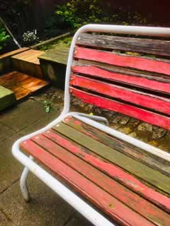 Banc de jardin ancien, sa particularité : pliable, structure métal et lattes en bois, couleur rouge d’origine, écaillée, dans son jus, vendu
