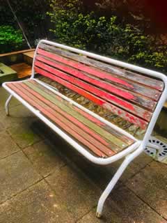 Banc de jardin ancien, sa particularité : pliable, structure métal et lattes en bois, couleur rouge d’origine, écaillée, dans son jus, vendu