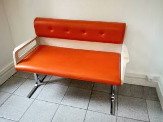 Banquette de cuisine rétro, banquette de cuisine deux places des années 60, accoudoirs en fibre de verre, assise et dossier en Skaï orange, piètement chromé, origine EKA Wohnmöbel, L 111cm, H 80cm, P 54cm.