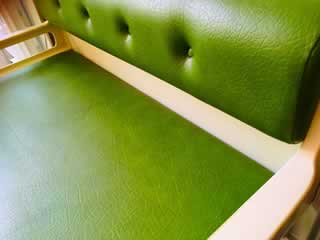 Banquette rétro de cuisine deux places des années 60, accoudoirs en fibre de verre, assise et dossier en Skaï vert, piètement chromé, origine EKA Wohnmöbel, L 111cm, H 80cm, P 54cm.