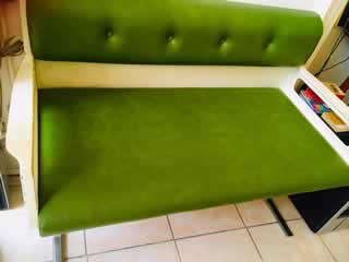 Banquette rétro de cuisine deux places des années 60, accoudoirs en fibre de verre, assise et dossier en Skaï vert, piètement chromé, origine EKA Wohnmöbel, L 111cm, H 80cm, P 54cm.