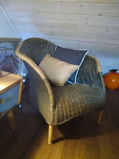 Beau fauteuil osier et rotin, très original, pour un espace relaxant au coin du feu ou dans un jardin. Dimensions: L 104, l 74, H 73.