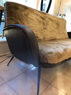 Canapé Moumoute, entièrement retapissé en tissu fausse fourrure taupe, accoudoirs en Skaï brun, pieds métal noir et laiton, dimensions : L 170 cm, P 77 cm, H 80 cm.