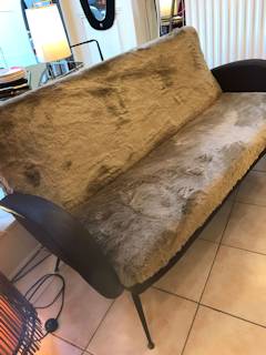 Canapé Moumoute, entièrement retapissé en tissu fausse fourrure taupe, accoudoirs en Skaï brun, pieds métal noir et laiton, dimensions : L 170 cm, P 77 cm, H 80 cm.