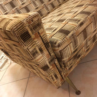 Canapé daybed années 60, structure bois, pieds métal, revêtement velours d’origine en bon état. Dimensions : L 215 cm, l 83 cm, H 79 cm, hauteur assise 40 cm.