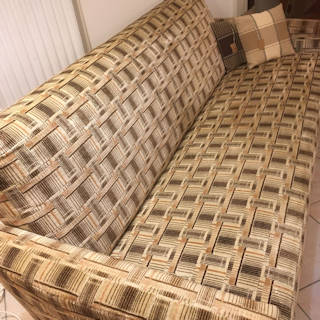 Canapé daybed années 60, structure bois, pieds métal, revêtement velours d’origine en bon état. Dimensions : L 215 cm, l 83 cm, H 79 cm, hauteur assise 40 cm.