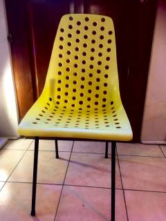 Chaise Fantasia Modèle St Tropez, made in France, structure en acier noir, assise en plastique jaune, hauteur d’assise 45 cm.