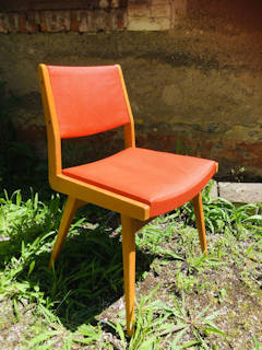 Chaise Skaï orange, structure bois, pieds compas, dans son jus.