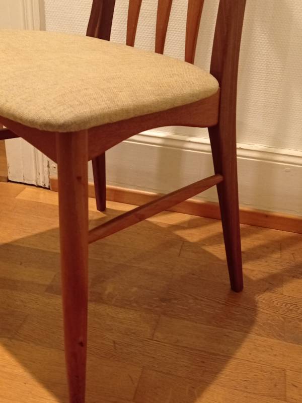 Chaise danoise de Niels Koefoed, modèle Eva des années 60, en teck massif. Dimensions : H 96 cm, P 49 cm, L 47 cm.