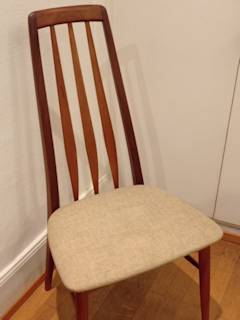 Chaise danoise de Niels Koefoed, modèle Eva des années 60, en teck massif. Dimensions : H 96 cm, P 49 cm, L 47 cm.