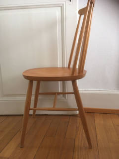 Chaise style Tapiovaara des années 60’, structure bois en hêtre, assise en contre plaqué, dossier 7 barreaux en forme d’arc, « simple, féminine, discrète et sobre » pratique avec encombrement minimum.