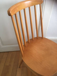 Chaise style Tapiovaara des années 60’, structure bois en hêtre, assise en contre plaqué, dossier 7 barreaux en forme d’arc, « simple, féminine, discrète et sobre » pratique avec encombrement minimum.