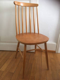 Chaise style Tapiovaara des années 60’, structure bois en hêtre, assise en contre plaqué, dossier 7 barreaux en forme d’arc, « simple, féminine, discrète et sobre » pratique avec encombrement minimum.