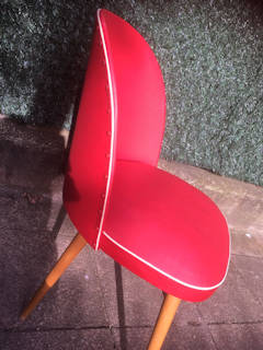 Chaise tonneau 50’, structure bois, revêtement vinyl rouge d’origine, en très bon état.