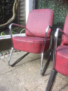 Duo de fauteuils style Bahaus, , structure tubulaire en acier chromé, assise et dossier en Skaï d’origine, dimensions : H assise 43, H 80, L 47.