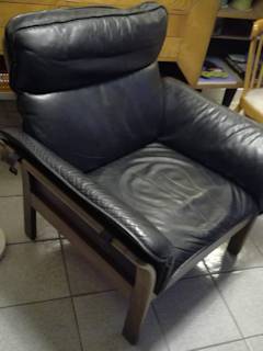 Fauteuil Scala pour Dreipunkt, années 80, version dossier haut, cuir noir et souple, structure bois en teck.