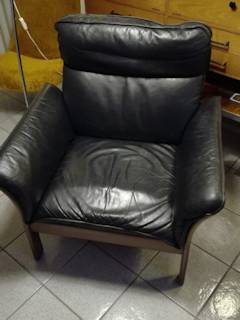 Fauteuil Scala pour Dreipunkt, années 80, version dossier haut, cuir noir et souple, structure bois en teck.