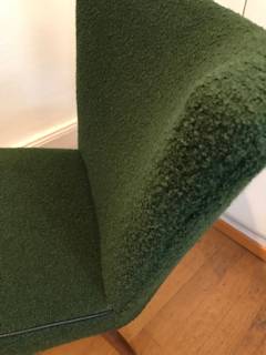 Fauteuil cocktail vert bouteille, tissu bouclette très doux, passepoil noir, dimensions: H 75 cm, l 62 cm, P dossier 45, H assise 43 cm.