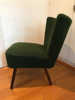 Fauteuil cocktail vert bouteille, tissu bouclette très doux, passepoil noir, dimensions: H 75 cm, l 62 cm, P dossier 45, H assise 43 cm.
