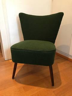 Fauteuil cocktail vert bouteille, tissu bouclette très doux, passepoil noir, dimensions: H 75 cm, l 62 cm, P dossier 45, H assise 43 cm.