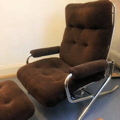 Fauteuil relax avec son ottoman, 70’, structure tubulaire inox, tissu velours côtelé brun d’origine, position assise à allongée.