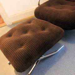 Fauteuil relax avec son ottoman, 70’, structure tubulaire inox, tissu velours côtelé brun d’origine, position assise à allongée.