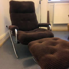 Fauteuil relax avec son ottoman, 70’, structure tubulaire inox, tissu velours côtelé brun d’origine, position assise à allongée.