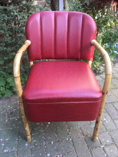 Fauteuil structure bambou, revêtement assise et dossier en Skaï rouge, très confortable, dimensions : H assise 48, H dossier 82, L assise 46, avec accotoirs 53, P 45.