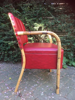 Fauteuil structure bambou, revêtement assise et dossier en Skaï rouge, très confortable, dimensions : H assise 48, H dossier 82, L assise 46, avec accotoirs 53, P 45.
