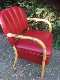 Fauteuil structure bambou, revêtement assise et dossier en Skaï rouge, très confortable, dimensions : H assise 48, H dossier 82, L assise 46, avec accotoirs 53, P 45.