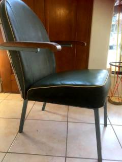 Fauteuil style indus, probablement ancienne assise de bus, tram, train ou ciné.