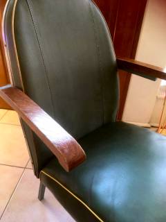 Fauteuil style indus, probablement ancienne assise de bus, tram, train ou ciné.