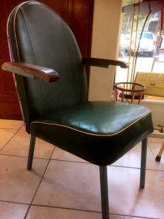 Fauteuil style indus, probablement ancienne assise de bus, tram, train ou ciné.