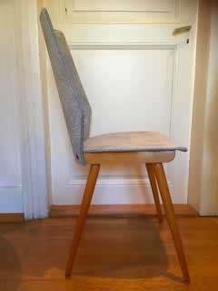 Lot de 4 chaises recouvertes de leur Skaï d'origine.