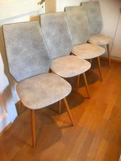 Lot de 4 chaises recouvertes de leur Skaï d'origine.
