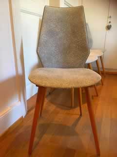 Lot de 4 chaises recouvertes de leur Skaï d'origine.
