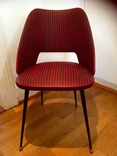 Chaise tonneau Skaï vichy rouge et noir.