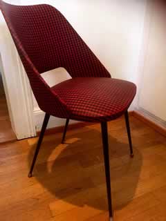 Chaise tonneau Skaï vichy rouge et noir.