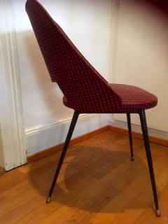 Chaise tonneau Skaï vichy rouge et noir.