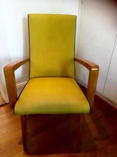Fauteuil Skaï jaune.