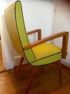 Fauteuil Skaï jaune.
