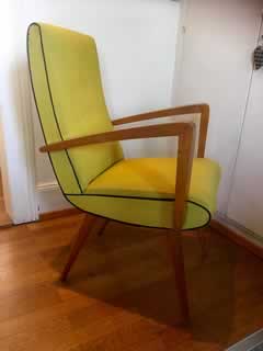 Fauteuil Skaï jaune.