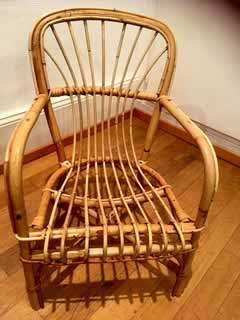 Chaise enfant, en rotin, hauteur de l’assise 24cm, hauteur du dossier 52cm.