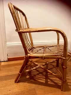 Chaise enfant, en rotin, hauteur de l’assise 24cm, hauteur du dossier 52cm.