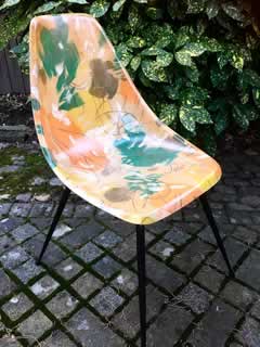 Salon de jardin, 4 chaises et 1 table basse, en fibre de verre, piètement tubulaire, conique, noir, interprétation française (fabrication La Cigogne) de la DSW de Eames.